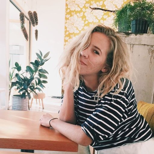 carolinaaartime's profile picture. probably listening to music your dad likes