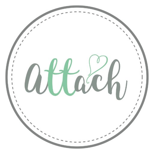 Disfruta amamantar a tu bebé en cualquier lugar de forma cómoda para ambos y sin preocupaciones. ATTACH es el ayudante de mamá que te enlaza con tu hijo.