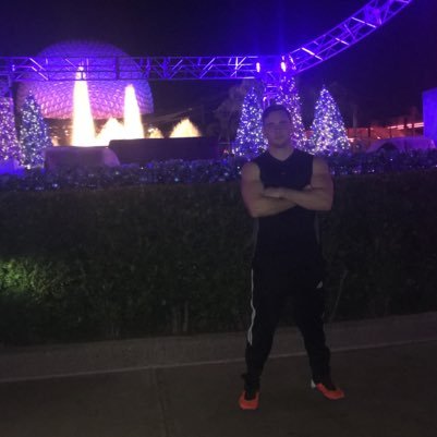 on_ur__Mark's profile picture. Live