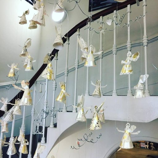 A design aficionado and champion of designer makers. I'm obsessed by new, quirky and quality design. A brand loyalist and other half of the beautiful @BetsyBenn