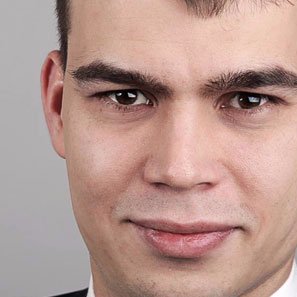 Weiß was OZG heißt | Bastelt professionell Online-Dienste | kann Reden reden und kluge Sachen sagen | Spricht fließend Entwicklerisch
