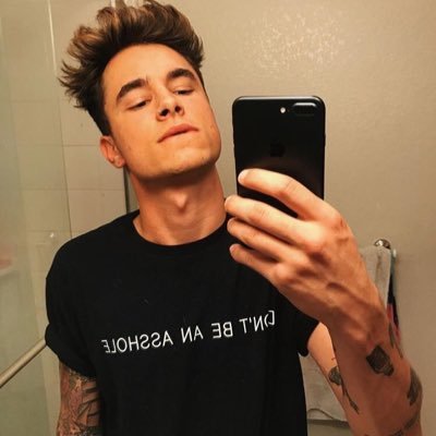 lawleykicn's profile picture. aesthetic.