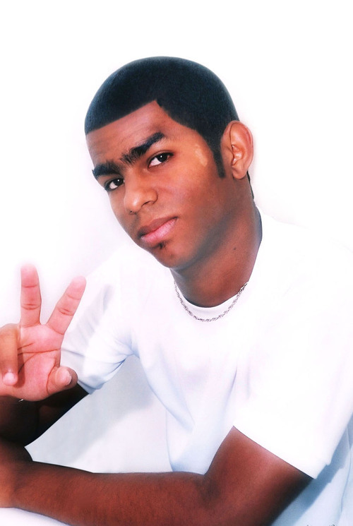 Tem cara de insuportável, pose de metido e coração de criança.Ele é real. Ele que vive com a cabeça na lua, com música nos ouvidos e coração na boca.