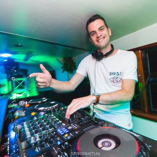 Bewoner en bewonderaar van het wereldwijde web | Dagelijks bezig met marketing | Parttime DJ, fulltime muziekliefhebber | Film-en serie fanaat