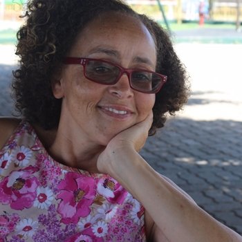 Cabo-Verdiana, cristã, jornalista. Adoro música, literatura, teatro, arte em geral, minha família.