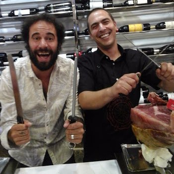 Nacido en 1980. Cortador profesional y apasionado del jamón español. Cocinero-Alquimista del cariño, diseñador audiovisual y foodtrucker /street fooder.