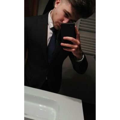 kikoblazquez15_'s profile picture. Nacido en Madrid pero con deseos en el extranjero. 
anikis