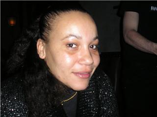 Jeune femme métisse de 35ans, fervente defentrice de la nature, de la musique, de la famille.
