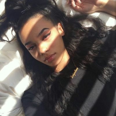 rpenyamiles's profile picture. Elle lui a dit 'fait moi jouir avec ta langue.' Alors, il lui a lu des poèmes.