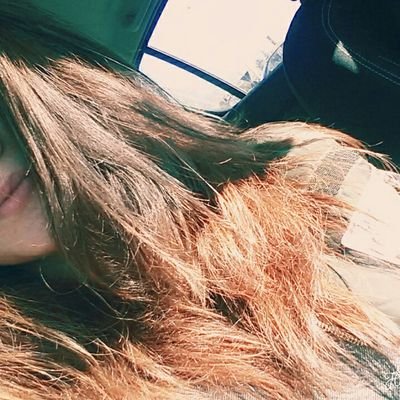 rusurecaalum's profile picture. 'Rimanderò tutto a domani
sono di carta tutti gli aeroplani
sei tu il mio re, io la tua regina
in un’eterna Roma'