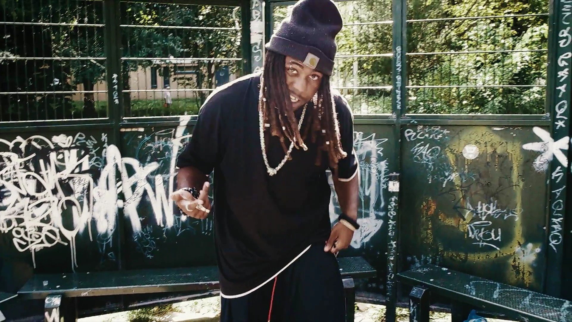 ValleoXI's profile picture. A Rapper, but not like the ones you've been used to
Making music with a message like how they used to.

True magic Entertainment