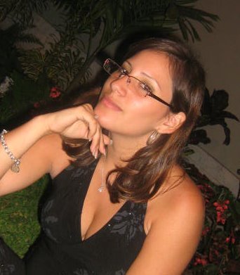 Mujer feminista. Abogada. Bailarina en aprendizaje. Artista al óleo. Budista. Amante del fútbol.