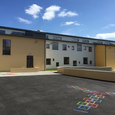 Múinteoir ranga I Scoil Na Mainistreach Quin-Dangan. Senior Infant teacher. loves sports 🏐, school 📝, good manners 😁, smiles 😊, positivity 🙃