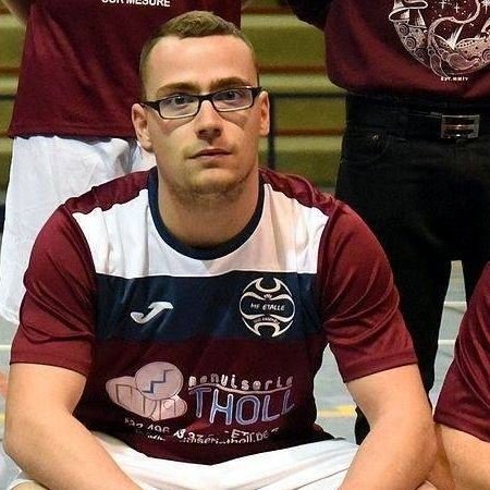 Joueur de pc sur Hearthstone. Joueur de console ( xbox one ) fifa 16 , overwatch
N'hésiter à venir faire un tour :)
https://t.co/Riyp3Cj8af