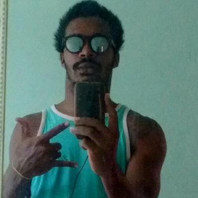 engraçado. divertido. romântico. bobão. gentil. besta. palhaço. humilde.