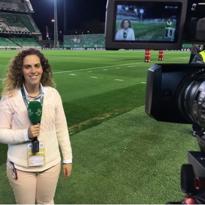 Periodista y fotógrafa de profesión. 
Máster de Periodismo de TV por la Cámara de Comercio.
Graduada en periodismo con audiovisual en CEADE.