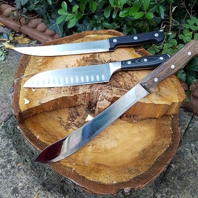 Hitchin's very own new sharpening service. We sharpen in our Bearton Road workshop, or where you are.  Friendly, efficient service.
Tim sharpens, Deb tweets.