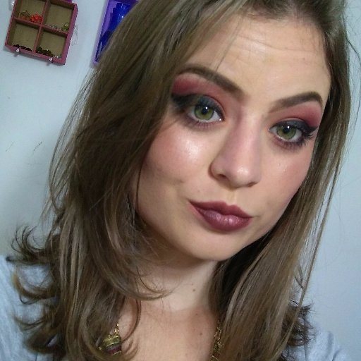 Blogueira, Youtuber, Maquiadora, Instrutora de beleza e designer de sobrancelhas!