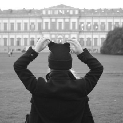 letiglb's profile picture. 33.