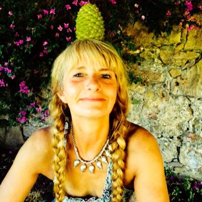 Making someone else SMILE makes me Happy.Interested in nature,insects,wildlife,climate change,green issues,Keep Britain Tidy,old vehicals,urban art