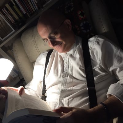 Manolo Estébanez Consuegra. Farmacéutico y editor. Siento pasión por la poesía. Me gusta andar entre libros y viajar. @libelulanomada Visita nuestra web!!