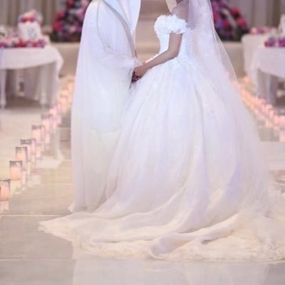 من يوم شفتك و قلبي مَد لك يده والعين ذابت في روعة حسنك و زينك فصلت قلبي على الحب وطلع قده وحطيت قلبي أنا في راحة يْمينك.💘