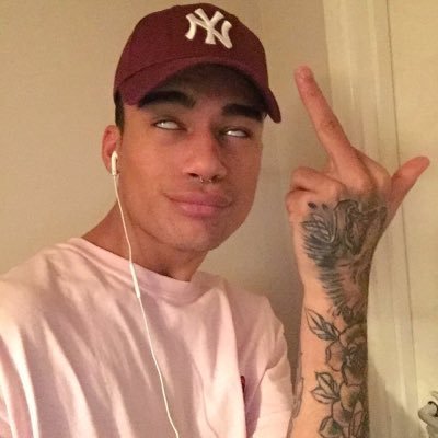 nomanslandze's profile picture. 