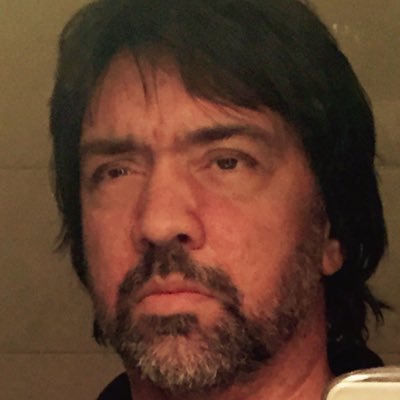 Soy representante de Actores. Bostero. Mis dos frases preferidas son: El que avisa no traiciona y Quien me saluda me honra, quien no, me hace un favor.