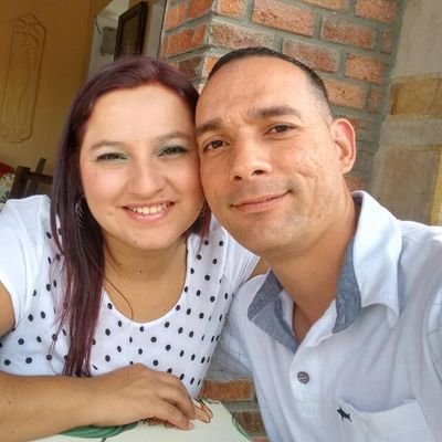 Vivo enamorado de mi esposa ya que es quien me da felicidad y es mi regalo de Dios...