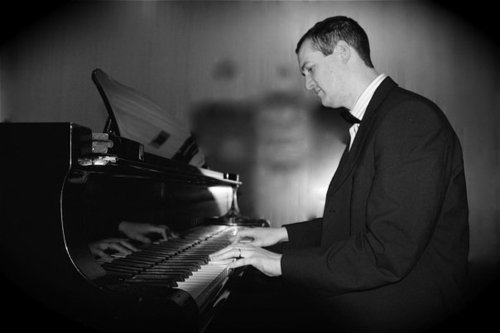 Modern pianist playing at weddings, corporate functions and special events in and around Suffolk, Norfolk, Cambridgeshire, Essex, Bedfordshire and London.