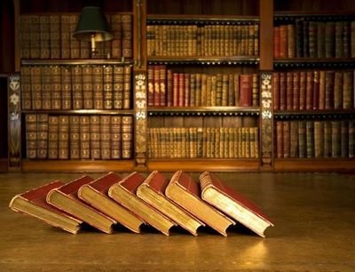 أعَزُّ مَكانٍ في الدُّنَى سَرْجُ سابحٍ
وَخَيرُ جَليسٍ في الزّمانِ كِتابُ