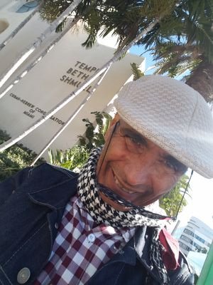 Poeta compositor pero mas que eso un sonador peremne.