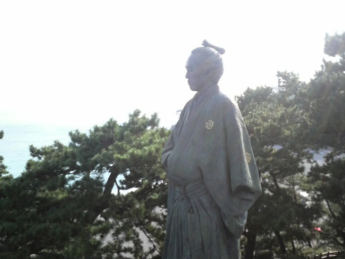 TOUGH_BOY's profile picture. 面白いネタ、ガジェットネタに関するツイートが好きなアンちゃんです。【Favorite】家電、お笑い、海外ドラマ、歴史、洋楽、漫画、球技全般の他に、お酒、お奨めスイーツなど食に関してもゆる～くつぶやいちゃいます。画像の通り、龍馬好きですが、孫さんのように…ぜよとはつぶやきません。あしからず。