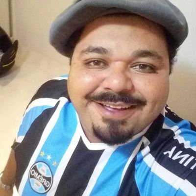 Ibero, Luso, Afro e Ameríndio, ou seja, soy gaucho, sou gaúcho, sou latino americano!!!!!!!!!!
Veterinário, guitarreiro e cantor...