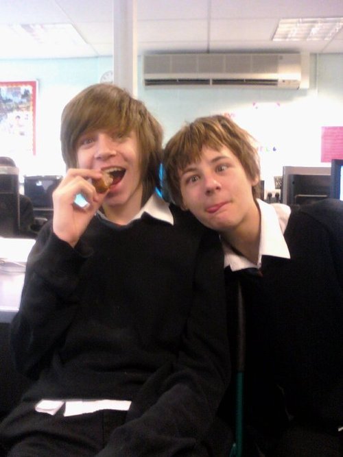 conlab11's profile picture. love my music and love paramore metallica all time low iron maiden