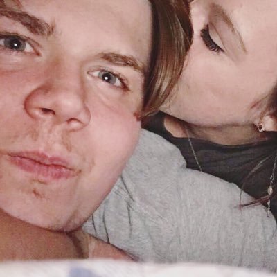 jadeleeann17's profile picture. uh, I made this for English class 🤘🏻