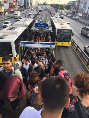 Hırçın metrobüslerin çilekeş durağı