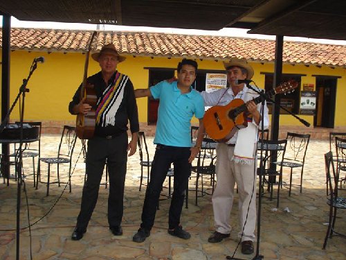 No todos los que comenzaron con usted, acabarán con usted.
 #Colombiano.