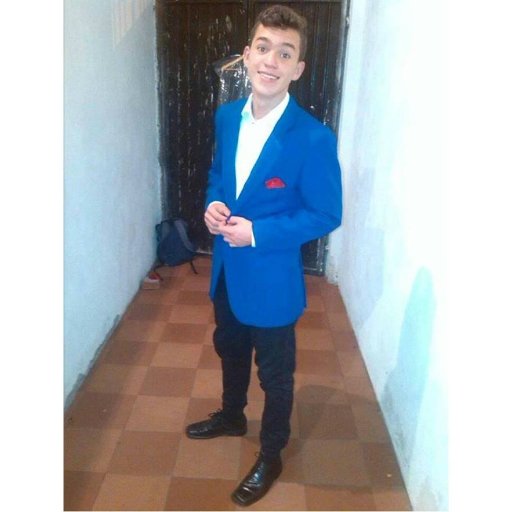 Bailarín me gusta el deporte amo a mi Venezuela pinto ect y no se cocinar
 muy bien jajajaja xd