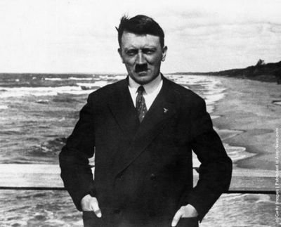 Пиар-менеждер Карла Маркса
Тут безумие. Никаких претензий не принимается. (ℓu∂endorƒƒ)