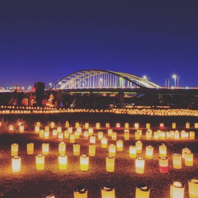 多摩川と小田急や東急が交差する気持ち良い空間に年に数回現れるキャンドルスケープ。持続可能なライフスタイルのためのスローでアートな街づくりイベントをのんびり企画中。次は11月1日(土)丸子橋で点灯を予定しております🕯(夏場の閑散期はよくフジロックの話をします。お許しを🙏)#多摩川キャンドル #キャンドルスケープ川崎
