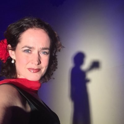 Zangeres in flow with the music... ‘Songs from the Mirror’ OUT NOW! Bevlogen presentator & verhalenverteller, liefde v groen & duurzaam. Moeder van E & L ❤️