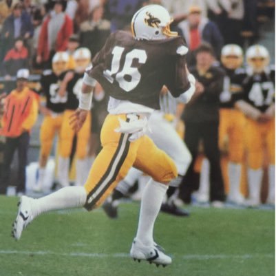 echolancerfox16's profile picture. Eyes are up and watching the world pass👍 Golf NCAA Football NFL Sports
