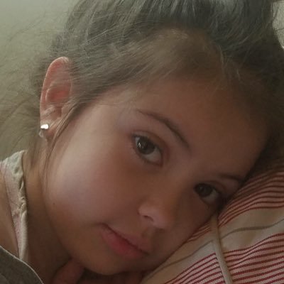 Giorgia Pagano è una bimba di 12 anni di Lecce affetta da una rarissima anomalia cellulare che blocca la motilità intestinale chiamata “Sindrome di Berdon”