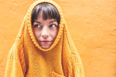 emmajofre_'s profile picture. Si alguien te dice que no existe derecha e izquierda, no tengas duda de que es de derechas