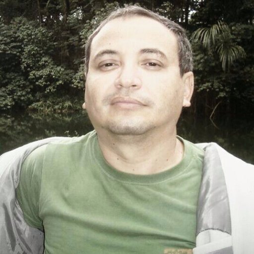 Formado em Jornalismo, História e Relações Internacionais com pós em História, radiodifusão e jornalismo on-line