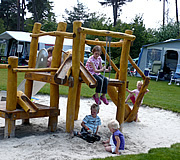 Gezellige familie camping, aan de rand van het dorp Norg (Drenthe). Voor actieve vakantiegangers en individuele rustzoekers, voor alle leeftijden.