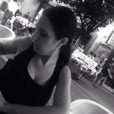 Artista materica, ambientalista, realizzo quadri con rifiuti di conseguenza sono esperta di
