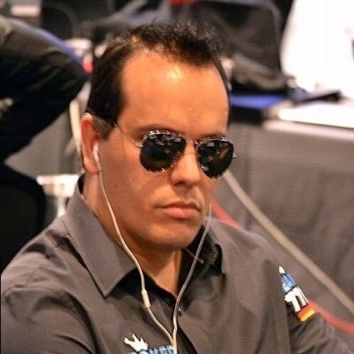 Jugador profesional de Póker. Ex charqutero, divorciado y orgulloso colaborador de la LÑP. Cuidadito conmigo.