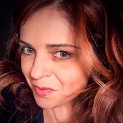giusy_viola's profile picture. 🇺🇦 Una mix di Don Chisciotte e Giovanna d'Arco...🤔 sognatrice e idealista, la realtà mi sta stretta: evado con l'Horror👻,la Fantascienza 🤖e il Noir🔪